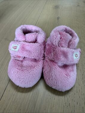 UGG Bixbee Pink Slippers size 2/3c